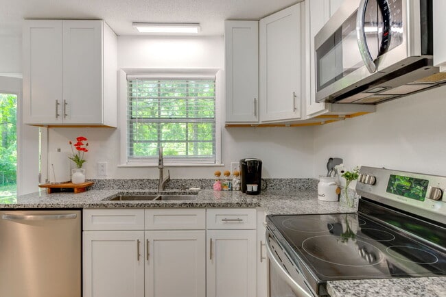 Building Photo - The Munson Retreat, Furnished 3 bed 2 bath near Munson Park