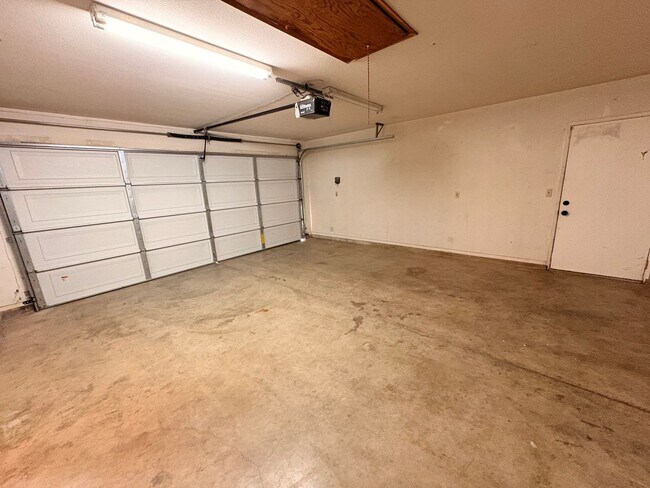 Building Photo - 2 WEEKS FREE RENT January Special - Roomy 4-bedroom house in Waterford