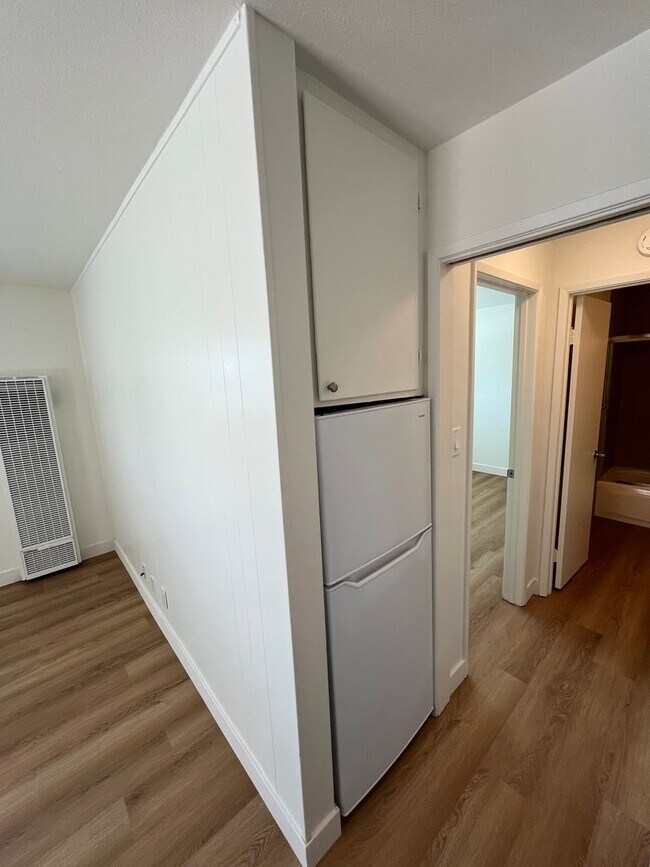 Building Photo - Charming One Bedroom Unit.