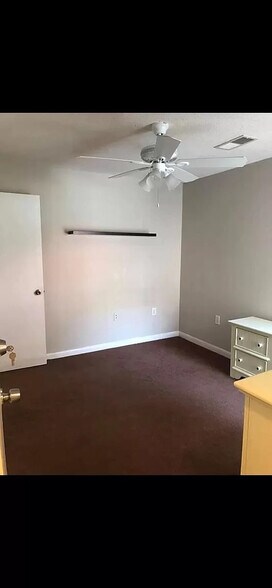 Building Photo - Room in Condo on University Ct