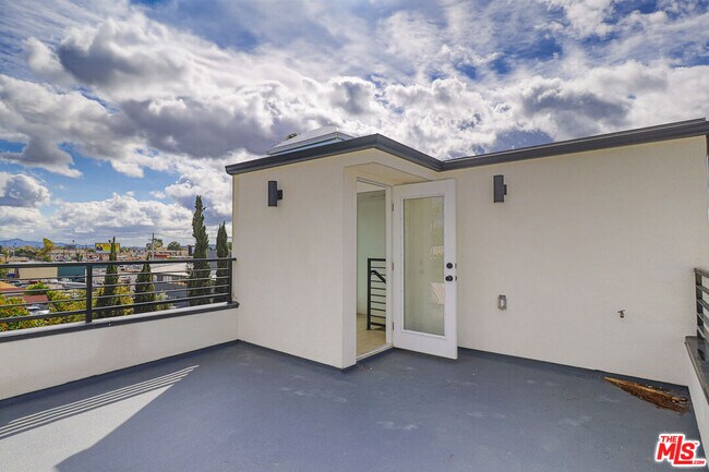 Building Photo - 11814 1/2 Gilmore St