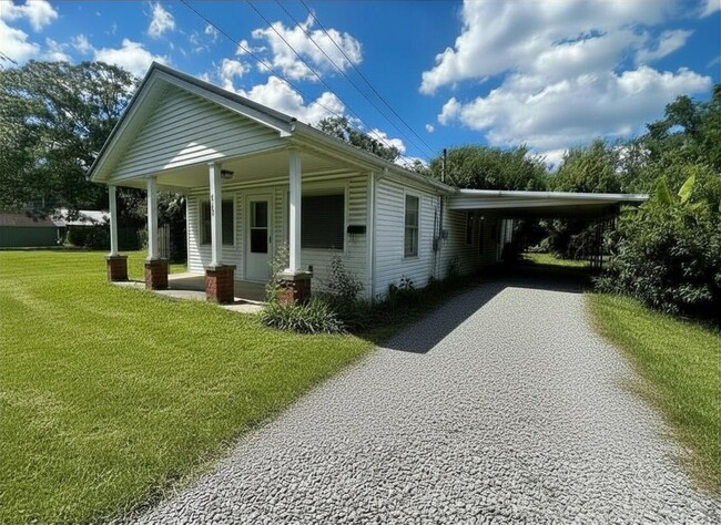 Building Photo - Adorable 2 bedroom home