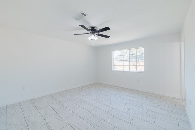 Building Photo - 2122 Maple Cir