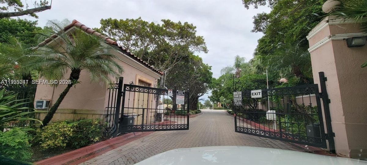 Building Photo - 12124 St.Andrews Place, 201