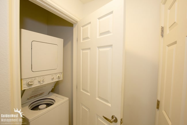Building Photo - Charming 2Bdm 2Ba Townhome in Centennial H...