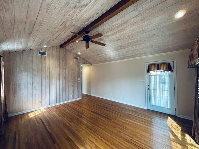 Building Photo - Absolutely gorgeous, remodeled home in beautiful location in Midtown Tulsa