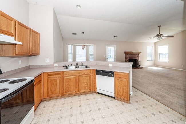 Building Photo - 3 Bedroom, 2 Bathroom Home in Whitehall - North Charleston