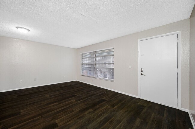 Building Photo - Spacious 1 Bed-1Bath apartment in the hear...