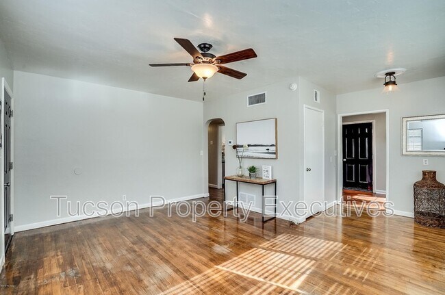 Building Photo - 1040 E Linden St
