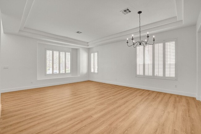 Building Photo - Popular Seven Hills Area, 1-Story, Complet...
