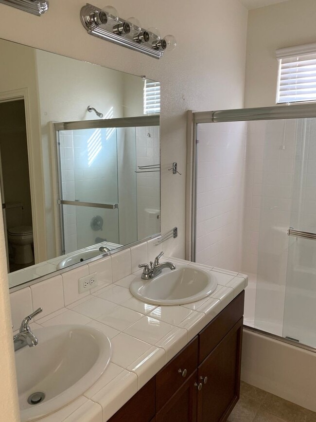 Building Photo - 4 Bedroom 2 Bath Home