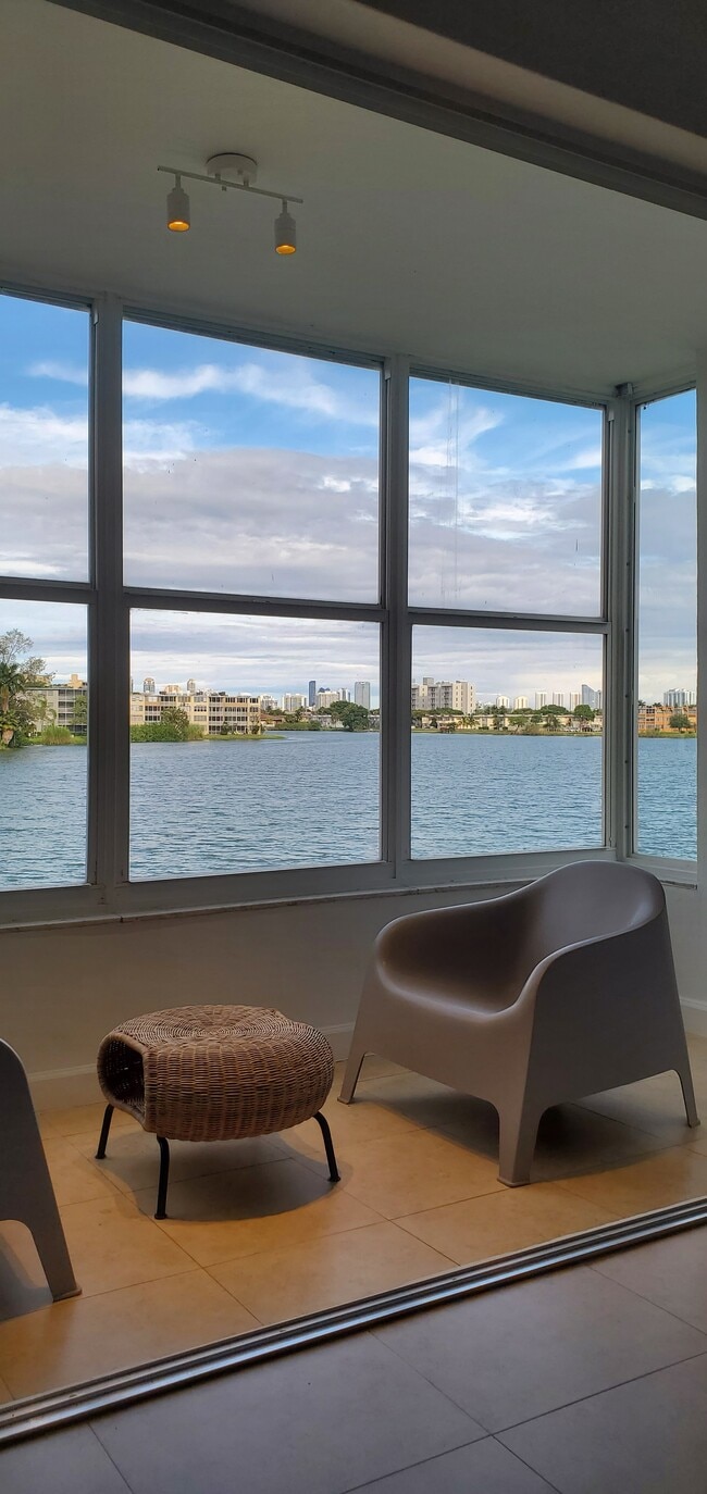 Building Photo - 18901 NE 14th Ave