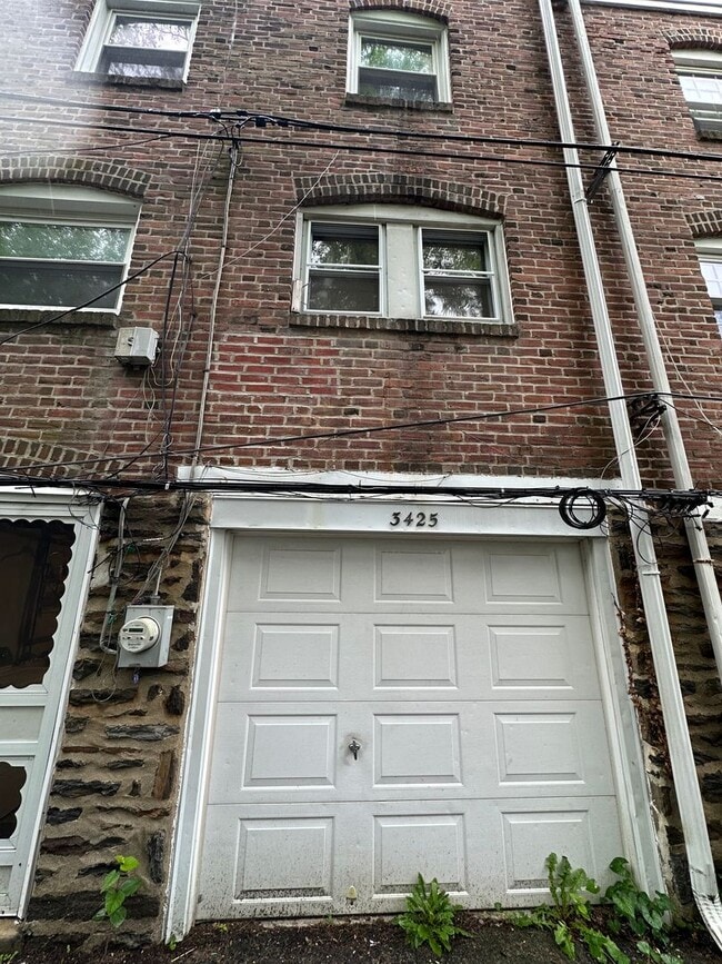 Building Photo - 3 Bed, 1 Bath Rowhome