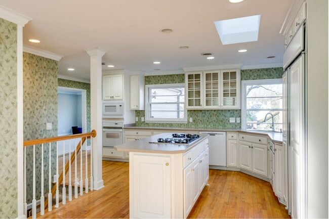 Building Photo - Spacious Green Hills Retreat | 3–4BR, 3BA | Deck, Hot Tub, & Prime Location