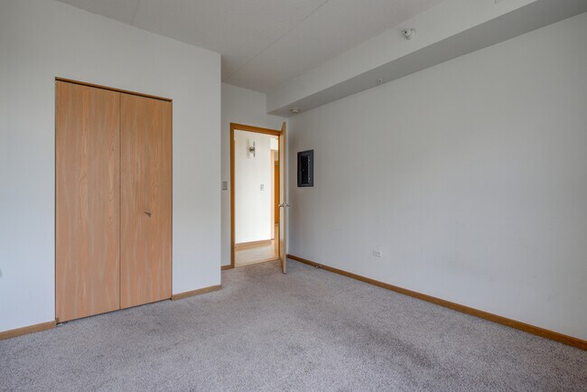 Building Photo - 515 Main St