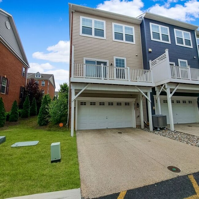 Building Photo - Gorgeous 3-Level End Unit Townhome, 3 Bedr...