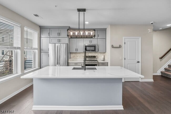 Building Photo - 8 Jessica Ln