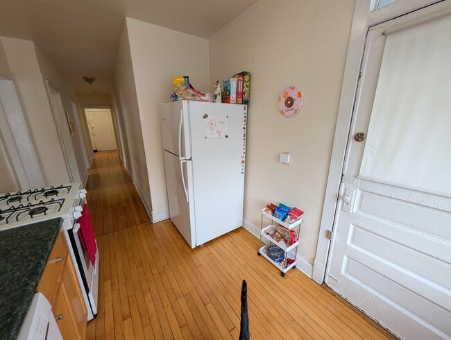 Building Photo - Spacious Albany Park 1-bed/1-bath with Sunroom and Dining Room