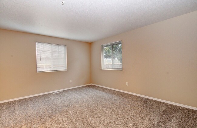 Building Photo - WOODLAND 3 BEDROOM, 3 BATH BEAUTY!