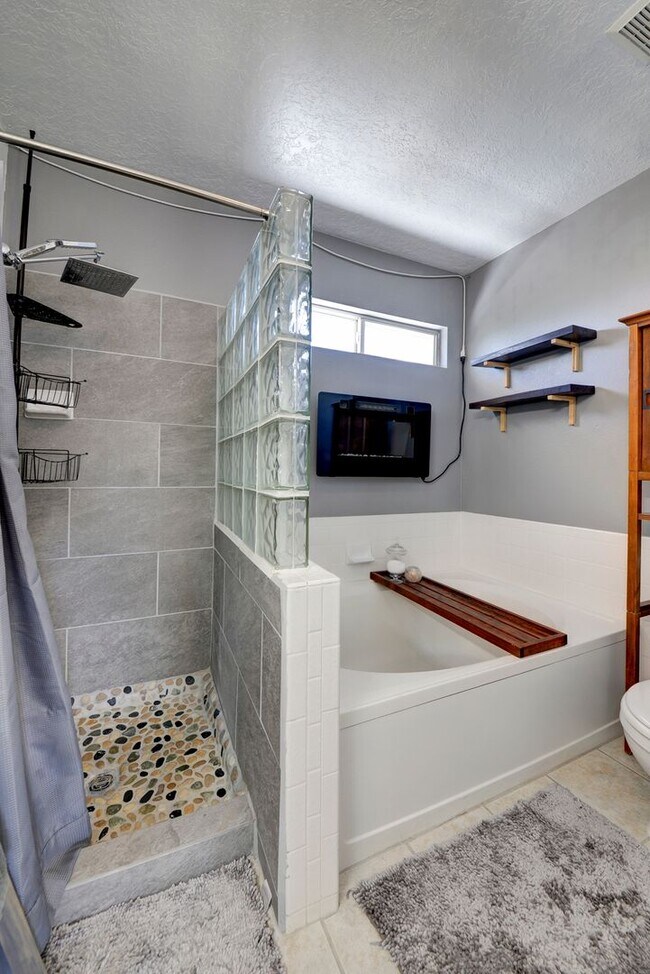 Building Photo - Fully Furnished 3-Bedroom Home Near Petroglyph Monument