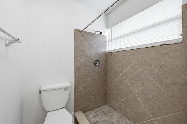 Building Photo - 301 Lakewood Dr