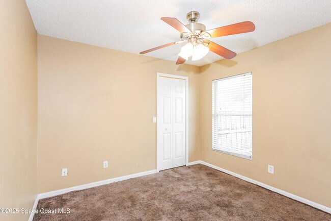 Building Photo - 821 Honeysuckle Dr