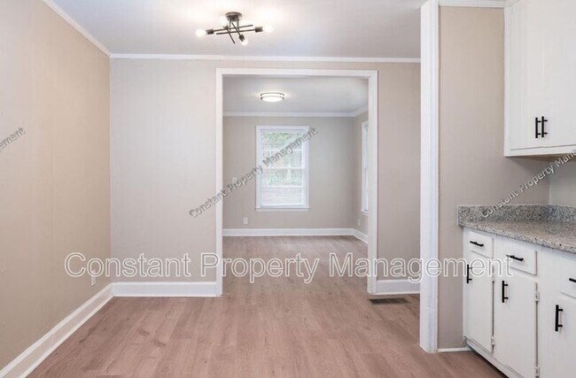 Building Photo - 489 Forest Ave