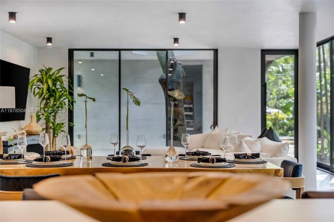 Building Photo - 1000 NW 9th Ct