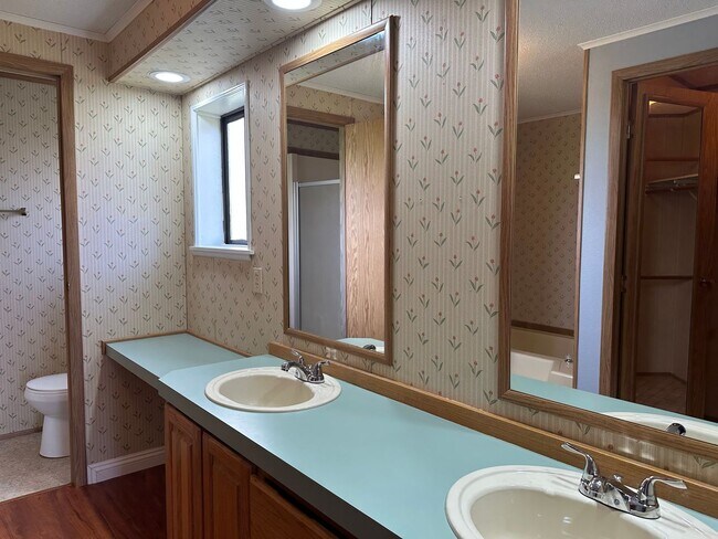 Building Photo - Peaceful Country Living on 2 Fenced Acres