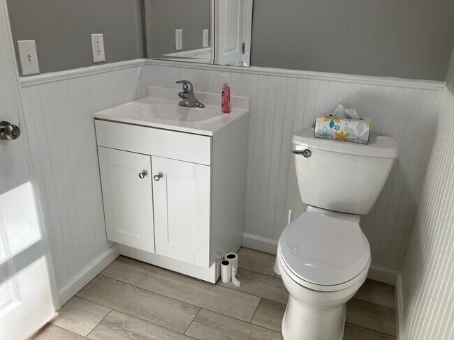 Building Photo - Two Bedroom Ranch in Denver