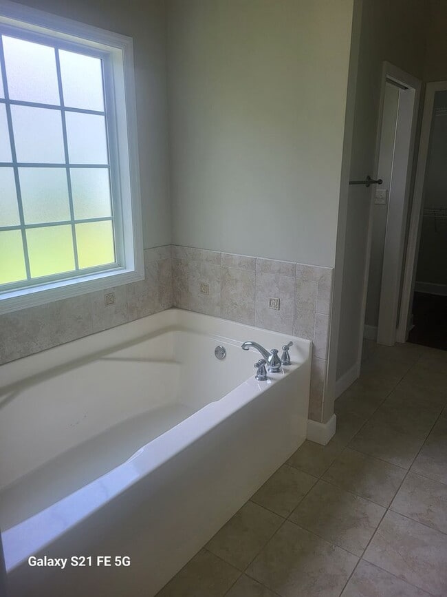 Building Photo - 4 bedroom, 3 bath, 2145 sq ft home