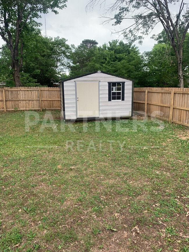 Building Photo - 6208 Sandy Ridge Curv