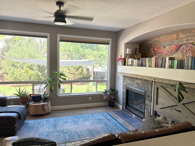 Building Photo - High-End 4 Bed 3.5 Bath Home Next to Arapa...