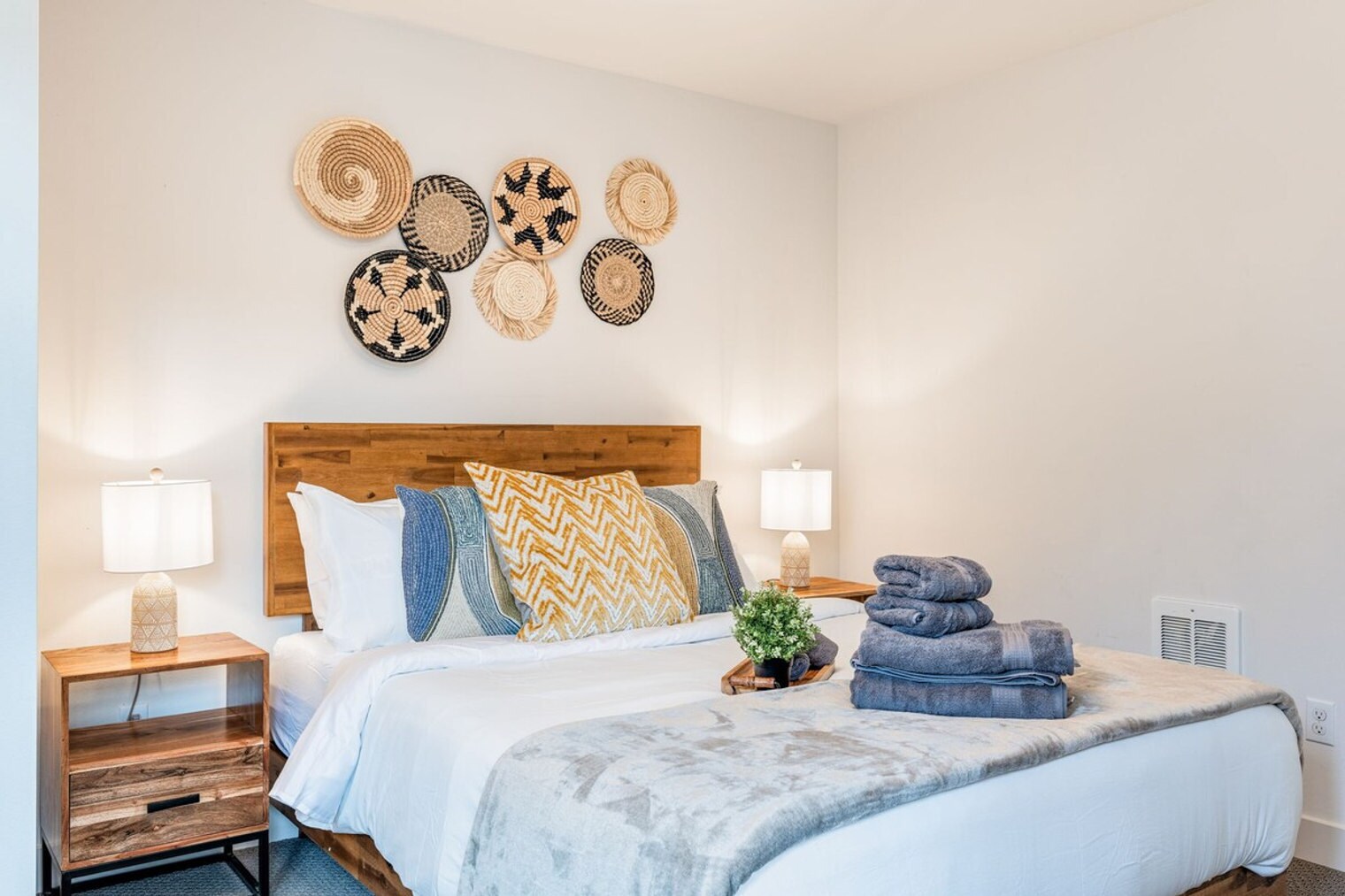 Building Photo - 2319A Franklin Ave E