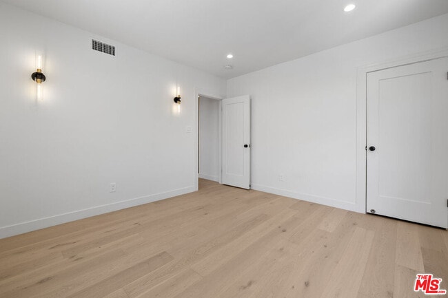 Building Photo - 839 Westmount Dr