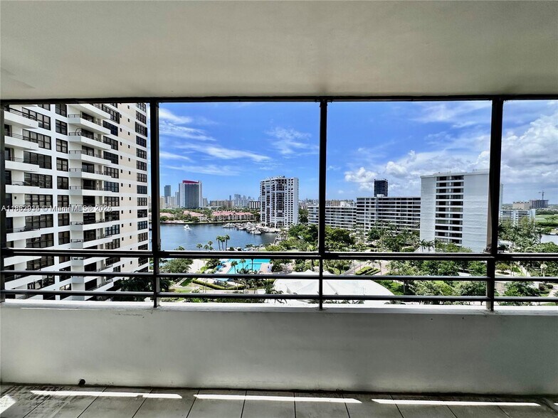 Building Photo - 2500 Parkview Dr