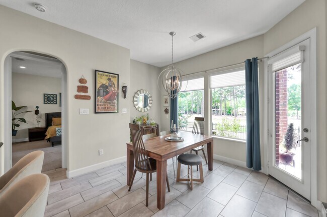 Building Photo - 204 W Pines Dr