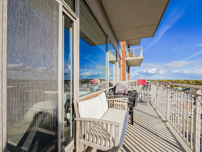 Building Photo - AVAILABLE NOW! Modern and Upscale 2-Bed Condo in Downtown Royal Oak