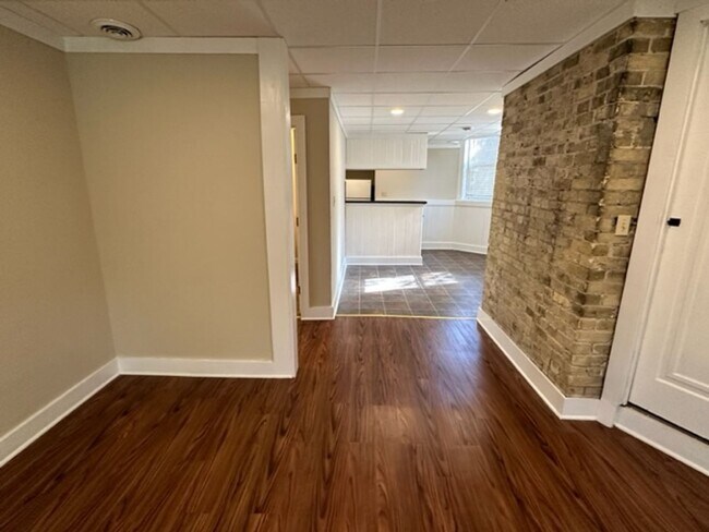 Building Photo - $1795 – 3 BA, 1 BA Lower Flat with Central Air - Close to UWM - 2500 N Bartlett