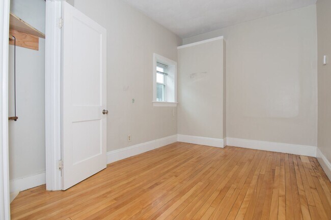 Building Photo - Sunny Spacious 3 Bedroom