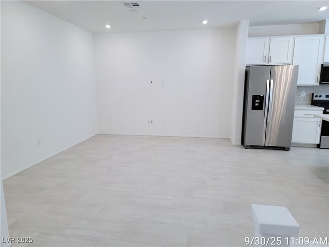 Building Photo - 8671 Luxuriant Ave