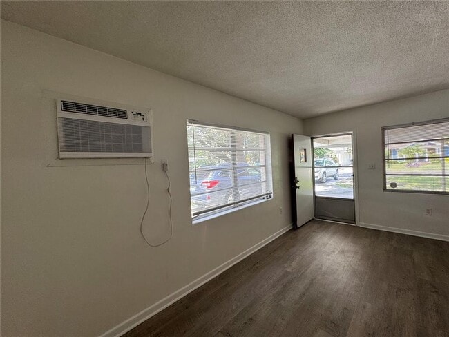 Building Photo - 1307 N Fern Creek Ave