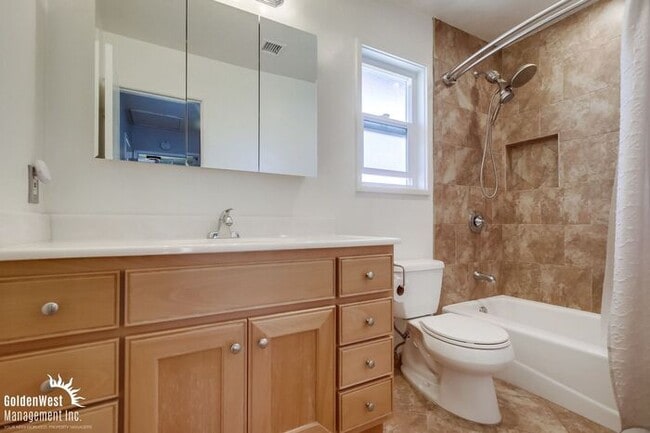 Building Photo - Cozy 2Bdm 1.5Ba Townhome with Modern Upgra...