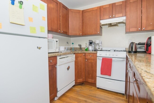 Building Photo - Brookline 3 Bed – 935 Sq Ft – Heat & Hot Water Included – Renovated – 9/1