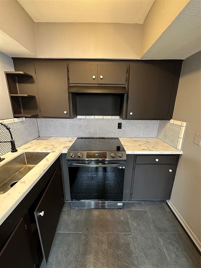 Building Photo - 1906 Binz St