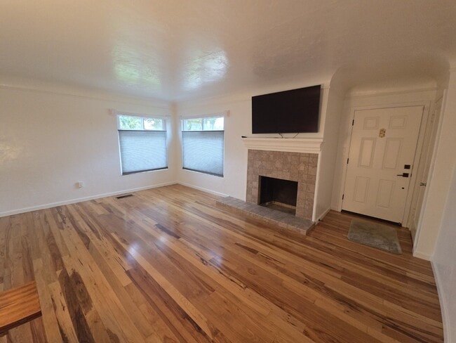 Building Photo - Elegant home with classic charm