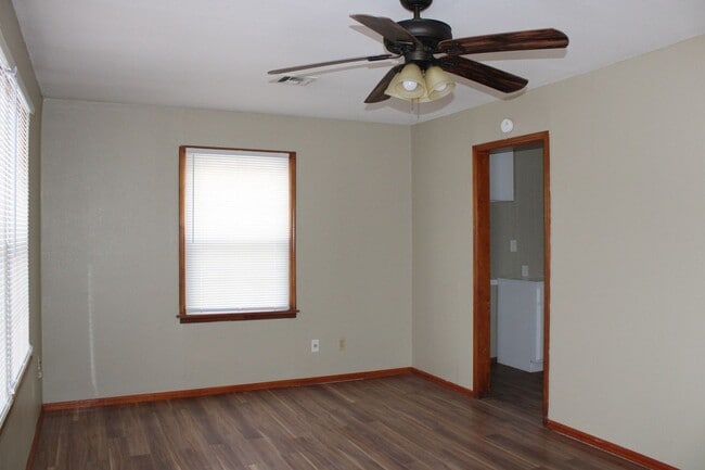Building Photo - Believe it! 3 bds, 2 ba, MWC Schools - Tin...