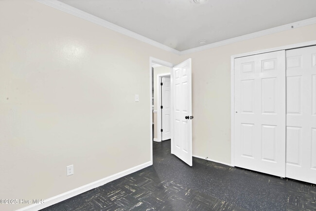 Building Photo - 521 Williams St