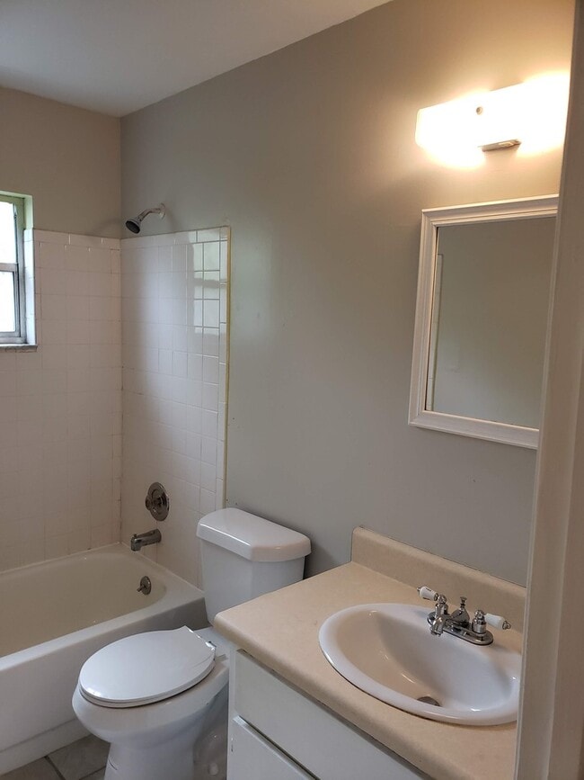 Building Photo - 3 Bed, 2 Bath, 1 Car garage.