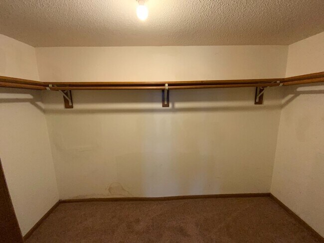 Building Photo - 4 Bedroom 3 Bath Condo